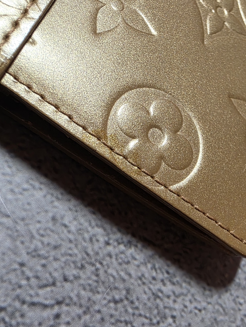 Louis Vuitton Gold Embossed Monogram Vernis Compact Agenda Cover - Picture 12 of 16